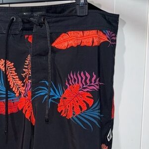 Volcom Men’s Bermuda Board Shorts Size 36 Black Polyester Tropical Print Swim